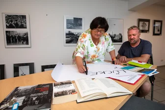 Plauener Verein Colorido erhält „Goldene Brandmauer“ bei Demokratie-Show in Leipzig - Doritta Kolb-Unglaub und Steffen Unglaub setzen sich seit Jahren für den Verein ein.