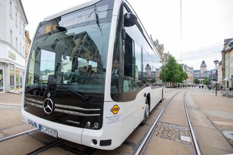 Plauener Verkehrsbetrieb meldet Fahrzeug-Problem: Wie zuverlässig sind die neuen E-Busse? - Im Plauener Stadtverkehr sind seit Juni moderne E-Busse im Einsatz.