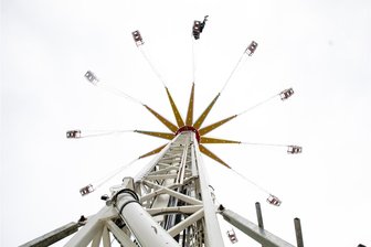 Plauener Vogelschießen: Der größte Rummel im Vogtland bekommt zur Halbzeit überraschend eine neue Attraktion - Auf dem Festplatz ist seit Mittwoch ein Kettenflieger in Betrieb.