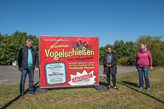 Plauener Vogelschießen ist abgesagt - Die Plauener Schausteller Peter Hickmann, Katharina Wischnewski-Lang und Heike Hammerschmidt (von links) haben bis zuletzt gehofft, dass der größte Rummel im Vogtland, das Plauener Vogelschießen, zumindest unter Auflagen stattfinden kann.