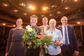 Plauener Vogtlandkonservatorium mit zwei neuen Förderpreisträgern - Emil Feustel (2. von links) und Petra Löffler (2. von rechts) sind die beiden neuen Förderpreisträger des Plauener Vogtlandkonservatoriums. Anja Kellner, Vereinschef Frank Heidan (Mitte) und Fachdirektor Jörg Leitz freuen sich mit den Geehrten.