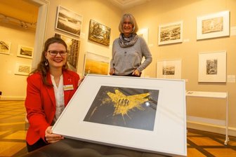 Plauener Vogtlandmuseum würdigt Reichenbacher Künstler - Arbeiten von Günter Weiß sind in einer neuen Ausstellung im Vogtlandmuseum zu sehen. Zusammengestellt wurde sie von Kunsthistorikerin Sarah Brandt. Hannelore Weiß (rechts), Ehefrau des verstorbenen Künstlers, zeigte sich voll des Lobes. 