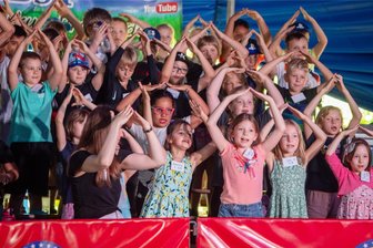 Plauener Vor- und Grundschüler tauchen in eine ganz besondere Welt ein - Seit dem Montag wird im Zirkus fleißig geübt.