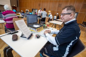 Plauener war und bleibt bester Schnellschreiber Ostdeutschlands - Alexander Beyer (56) hochkonzentriert bei den Verbandsmeisterschaften des Ostdeutschen Stenografenverbandes. 467 Anschläge pro Minute bringen dem Plauener den Titel bester 20-Minuten-Schnellschreiber ein, den er seit 2023 hält.