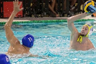 Plauener Wasserballer bauen Frust ab - Johannes Schilling (am Ball) netzte beim Spiel in Hamburg fünfmal für die Plauener ein.