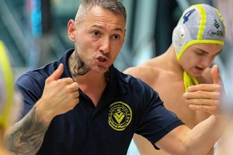 Plauener Wasserballer vor spannender Sommerpause - Rico Horlbeck hat eine Saison lang am Beckenrand als Trainer der Plauener Erstliga-Wasserballer sein Bestes gegeben. Am Ende feierte der SVV mit seinen Fans den Klassenerhalt. In die Saison 2023/24 werden die Plauener mit einem neuen Coach gehen. Wie dieser heißt, steht noch nicht fest.