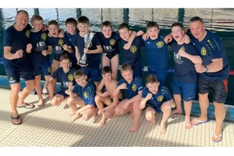 Plauener Wasserballnachwuchs holt den Pott! - So sehen Sieger aus: Die U 12 des SVV Plauen zeigte beim Ostdeutschen Wasserballpokal schon einmal, dass sie das Zeug dazu hat, später mal in der 1. Bundesliga zu spielen.