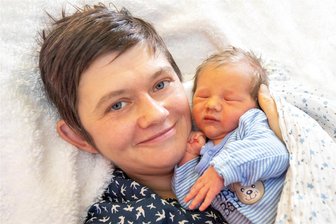 Plauener Weihnachtsbaby 2024 heißt Varrell und kommt aus Adorf - Das Christkind im Helios Vogtland-Klinikum Plauen: Varrell Philottass Roland Brittling, hier mit Mama Yvonne.