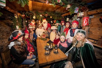 Plauener Weihnachtsmarkt 2023 traditionell mit Licht’l-Umzug eröffnet - Vor dem Start des Lichtl-Umzuges trafen sich am Dienstagabend Teilnehmer mit dem Christkind aus Steyr im Besucherbergwerk.