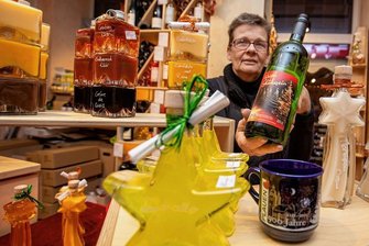 Plauener Weihnachtsmarkt bietet in diesem Jahr Glühwein für alle Geschmäcker - Den Klassiker der etwas anderen Art findet man am Glühweinstand des Barrique an der Rathausstraße. Chefin Ute Bruhn war dort mit weißem Glühwein schon vor elf Jahren Trendsetter. Auch heute sei dieser bei ihr stärker gefragt als der Rote. Beide Sorten kosten vier Euro pro Tasse. 