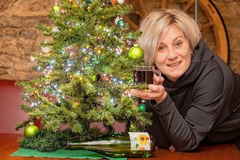 Plauener Weihnachtsmarkt: Diese Händler machen nicht mehr mit - Glühwein gibt es bei Yvonne Schmalfuß in diesem Jahr nur in der Gaststätte Heinrichs. Den Alkohol und Roster hatte ihr Team sonst während des Weihnachtsmarktes im Rathausgiebel an einem Extra-Stand verkauft. Doch hierfür fehlt diesmal das Personal. 