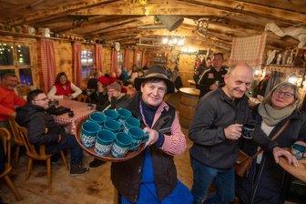 Plauener Weihnachtsmarkt geht erstmals in die Verlängerung: So geht es jetzt im Winterdorf weiter - Im Lichthof des Plauener Rathauses betreibt Mario Martin in diesem Jahr über die Feiertage hinaus seine Almhütte.
