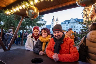 Plauener Weihnachtsmarkt geht in die Verlängerung: So kommt das Winterdorf bei Besuchern und Händlern an - Ursula, Annett und Thomas Kraft (von links) freuen sich über das Winterdorf auf dem Altmarkt. Damit endet das Weihnachtsfest nicht so abrupt, sagen sie.