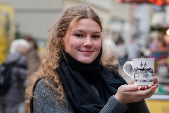 Plauener Weihnachtsmarkt: Glühwein-Ausschank an Minderjährige? - Praktikantin Hannah Taubert testete den Ausschank an Plauener Glühwein-Buden.