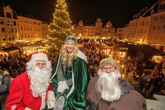 Plauener Weihnachtsmarkt öffnet ohne Schnee aber mit vielen Besuchern - Der Weihnachtsmann, Christkind Laura Müller aus Plauens Partnerstadt Steyr und Knecht Rupprecht statteten am Dienstagabend dem Plauener Weihnachtsmarkt zur Eröffnung einen Besuch ab. 