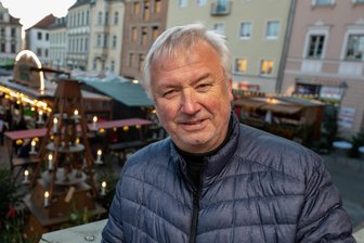 Plauener Weihnachtsmarktbesucher vermissen einen Stammhändler: Wo ist der beliebte Rosterverkäufer geblieben? - Uwe Zeithammel am Mittwoch auf dem Plauener Weihnachtsmarkt. In diesem Jahr ist er dort nur noch Besucher.