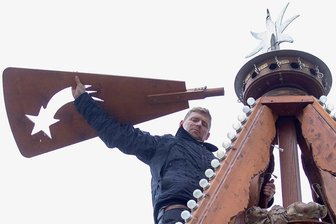 Plauener Weihnachtsmarkthändler fühlen sich hintergangen - Nach dem Auf- erfolgt nun schon wieder der Abbau. Die Händler auf dem Plauener Weihnachtsmarkt, im Foto Felix Hickmann vom gleichnamigen Schaustellerbetrieb, sind frustriert und packen zusammen.