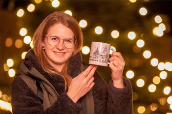 Plauener Weihnachtstipfl restlos ausverkauft - Wiebke Knüpfer hatte die Weihnachtsmarkttasse 2023 entworfen.