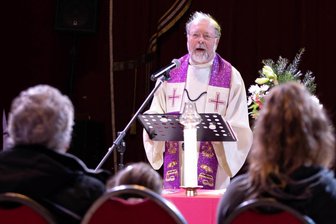 Plauener Weihnachtszirkus startet Gastspiel: Pfarrer segnet neues Zelt - Pfarrer Wolfgang Eichhorn segnete am Mittwochnachmittag bei einem Gottesdienst im Weihnachtszirkus das neue Zelt.