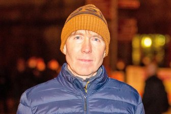 Plauener Wendeheld geht jetzt gegen Corona-Maßnahmen auf die Straße - Was treibt ihn an? - Der Plauener Jörg Schneider an einem Montagabend bei einem Coronaspaziergang durch seine Heimatstadt. 