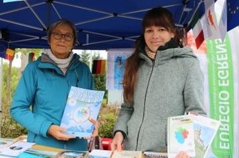 Plauener werben auf Gartenschau - Kristin Gerhardt (rechts) und Petra Klein von der Euregio-Egrensis-Geschäftsstelle in Plauen warben in Ebersdorf für den Vogtländischen Kulturweg.