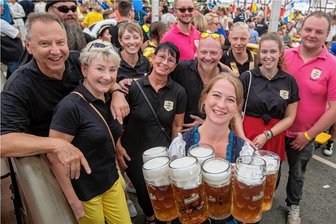Plauener Wiesn-Bier erlebt ein Comeback: Und diesmal auch in der Flasche - Katharina Höhn (vorn) hat zur Sternquell-Wiesn 2022 so manche Maß serviert. Nach den harten Corona-Einschnitten feierten die Gäste ausgelassen. Tausende haben die Wiesn-Premiere auf dem Plauener Festplatz samt großem Festumzug zum 900-jährigen Bestehen der Stadt miterlebt.