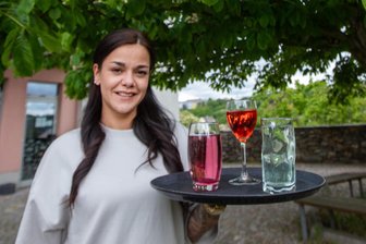 Plauener Wirt reagiert auf Gerüchte: „Wir sind absolut unabhängig von anderen gastronomischen Einrichtungen“ - Anna Bauer serviert Erfrischendes im Lokal „Zum Lumisch“ - bald auch wieder im Biergarten.