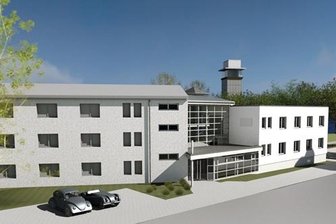 Plauener Wohnungsgenossenschaft investiert 3,2 Millionen Euro in Umbau des Geschäftssitzes - Diese Abbildung zeigt die Straßenansicht des Bestandsgebäudes mit dem Erweiterungsbau auf der rechten Seite. Im Verbindungsbau ist der Aufzug untergebracht, der einen barrierefreien Zugang zu allen Etagen ermöglicht.