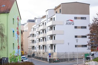 Plauener Wohnungsgenossenschaft mit erstem Neubau seit der Wende: War es die richtige Entscheidung? - Die Gerüste sind gefallen. Der AWG-Neubau an der Krausenstraße soll bis Juni fertiggestellt sein.