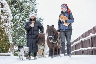 Plauener wollen Tafel für Tiere gründen - Petra Scholz engagiert sich selbst für das Wohl vieler Tiere. Mit Tochter Alexa sorgt sie für die Hunde Marcie und Lexa, die Ponys Bella und Pino sowie Häschen Funny.