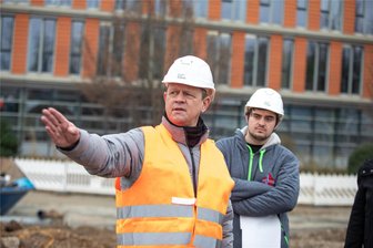 Plauener XXL-Baustelle Neue Elsterbrücke: Menschen mit Behinderung fühlen sich an der Stelle nicht sicher - Plauens Tiefbau-Fachgebietsleiter Steffen Ullmann (vorn) auf der XXL-Brückenbaustelle.