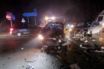 Plauenerin bei Zusammenstoß an Auffahrt zur A 93 verletzt - Zwei Verletzte und hoher Sachschaden sind die Bilanz eines Verkehrsunfalls von Dienstagmorgen an der B 173 bei der Auffahrt zur A 93 im Landkreis Hof. Zwei Frauen wurden verletzt, darunter eine Plauenerin.