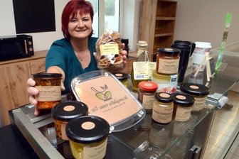 Plauenerin bietet eigene Spezialitäten an - "Süß-sauer-selbstgemacht" heißt der Laden von Heike Friedrich - im Bild mit einigen ihrer Kreationen. Geöffnet ist mittwochs 8 bis 13 Uhr, donnerstags und freitags 8 bis 16 Uhr sowie am Samstag, 8 bis 11 Uhr.