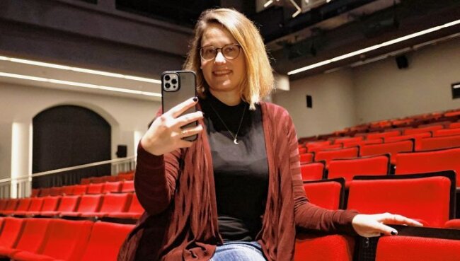 Plauenerin erzählt Geschichten aus dem Theater jetzt in Videos - Anne Zeuner mit ihrem Smartphone im Zwickauer Gewandhaus unterwegs.