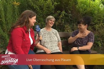 Plauenerin in der ARD: Erst spaßeshalber die Faust geballt, dann Kusshand in die Kamera - Andrea Raczek, Tierheim-Chefin Antje Kausch und Moderatorin Ronja Forcher (von rechts).