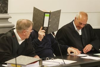 Plauenerin mit Armbrust getötet: Wie das Gericht das Urteil begründet - Am Freitag fiel das Urteil für den wegen Mordes angeklagten Plauener, hier mit seinen Verteidigern Udo Freier (links) und Herbert Posner.