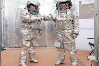Plauenerin noch bis Ende Oktober auf "Mars-Expedition" - Analog-Astronauten können nicht anders, sie müssen sich coronakonform begrüßen. Anika Mehlis ist links im Bild.