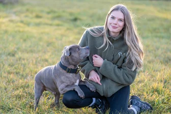 Plauenerin ruft zum stillen Protest gegen Tier-Nummern im Weihnachtszirkus auf: „Warum reicht keine Show mit Artisten?“ - Sophie Weprajetzky mit Hund Jasper. Der Vierbeiner gab viele Denkanstöße in Sachen Tierwohl, sagt die Plauenerin.
