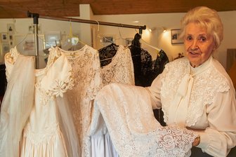 Plauenerin schenkt Vogtlandmuseum Spitzenkleider im Wert von 16.000 Euro - Doris Zacher liebt die schönen Stoffe und eleganten Designs. 