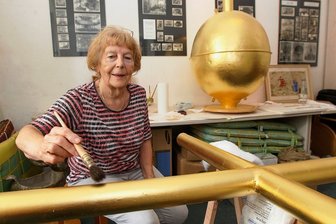 Plauenerin verhilft Chemnitzer Kirchturmspitze zu neuem Glanz - Glänzendes Gold: Die Plauener Restauratorin Sonnhild Müller hat ihren Auftrag für die Chemnitzer Jakobikirche jetzt fertiggestellt.
