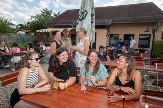 Plauens beliebtestes Gartenlokal verliert Wirt: Was steckt hinter der plötzlichen Schließung der Poppenmühle? - Sie würden es bedauern, wenn nicht bald wieder geöffnet wäre - angehende Erzieherinnen des BSZ Anne Frank feierten kürzlich dort.