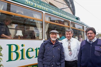 Plauens Bierelektrische begrüßt Jubiläumsgast - Auf ihrer Sonderfahrt durch Plauen hatte die Bierelektrische zu Ehren von Jubiläumsgast Wolfgang Walz (links) eine Fotopause eingelegt. Mit auf dem Bild: Wirt Peter Schöberlin (Mitte) und Fahrer Andreas Seidel. 