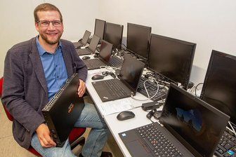Plauens Digital-Koordinator Nick Grimm ist derzeit in jeder Schule der Stadt gefragt - Vor ihm ist kein Rechner sicher. Er kennt die Lösung für jedes IT-Problem in den 19 Schulen der Stadt: Nick Grimm ist Digital-Koordinator im Plauener Rathaus.