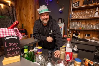 Plauens erste Après-Ski-Bar eröffnet: Wer im neuen Lokal „Der Hirsch“ den Hut auf hat - Mario Eckstein hat den Hut auf in der neuen Après-Ski-Bar.