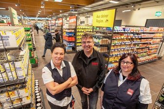 Plauens erster Rewe öffnet am Mittwoch: So sieht der neue Supermarkt innen aus - René Scholz eröffnet seinen zweiten Rewe-Markt. Der Kaufmann führt bereits einen solchen in Gera, nun folgt Plauen. Unterstützt wird er dabei von seinen Assistentinnen Eileen Gran (links) und Manja Petzoldt.