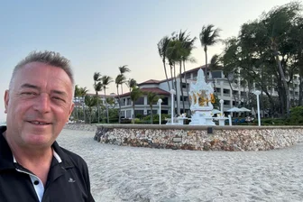 Plauens Ex-Oberbürgermeister Ralf Oberdorfer erlebt mit Reisegruppe aus Sachsen Erdbeben in Thailand mit: „Es war wie beim Schlingern auf einem Boot“ - Plauens Ex-OB Ralf Oberdorfer am Strand von Hua Hin. Es war die letzte Station der Rundreise durch Thailands Norden.