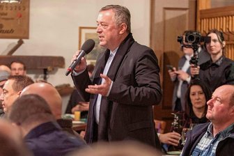 Plauens Ex-Oberbürgermeister Ralf Oberdorfer wird Ehrenbürger der Stadt - Beim Bad in der Menge fühlt sich der 63-jährige Ralf Oberdorfer bis heute pudelwohl. Hier bei einer Veranstaltung mit Sachsens Ministerpräsident Michael Kretschmer - auch nach der Amtszeit als Stadtchef hat er was zu sagen.