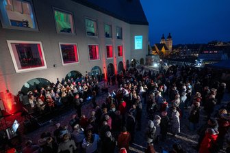 Plauens größter Chor: Hunderte Besucher bei Weihnachtsliedersingen auf dem Schloßberg - Pure Begeisterung rief das gemeinsame Singen bei Besuchern der Benefizveranstaltung hervor.