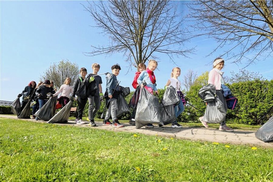 Plauens Grundschüler jetzt unterwegs als Mülldetektive - Die ersten Mülldetektive kommen von der Grundschule Neundorf. Ausgerüstet mit Handschuhen, Greifzangen und Mülltüten durchstreiften sie jetzt das Gebiet um ihre Schule.