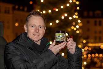 Plauens kreative Glühwein-Challenge: Bewerbungsphase um begehrte Tasse hat begonnen - Was Sie dazu wissen müssen - Enrico Himsel gewann den Wettbewerb im Vorjahr. Sein Motiv wird in diesem Jahr auf 4000 Tassen zu sehen sein.